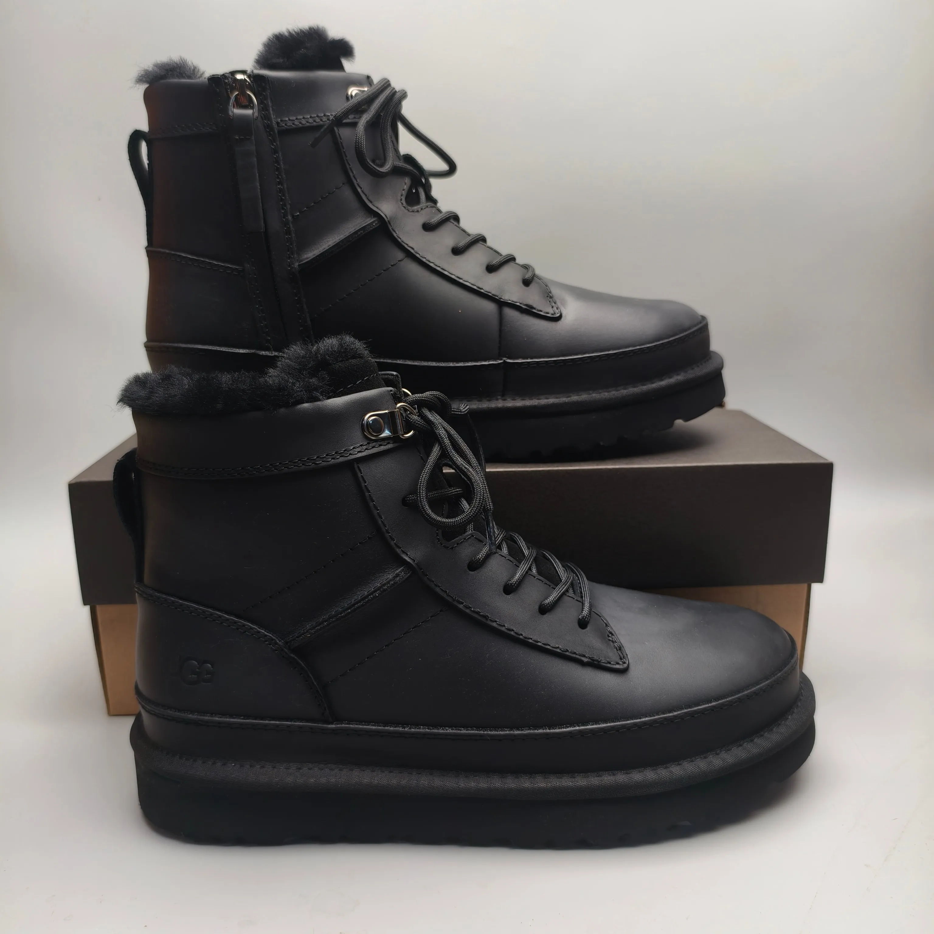 💰720 UGG sheepskin all-in-one snow boots 4580 mid-top patent leather lace-up side zipper men's color matching: black maroon matching code: 39-45